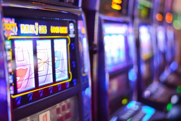 Live Sakong table on 8bit mobile app showing dealer, cards, and player interface